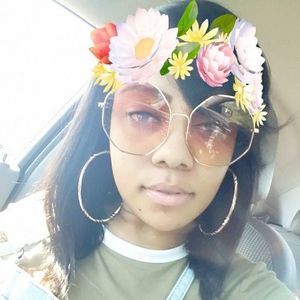 Meet your Posher, Dominique